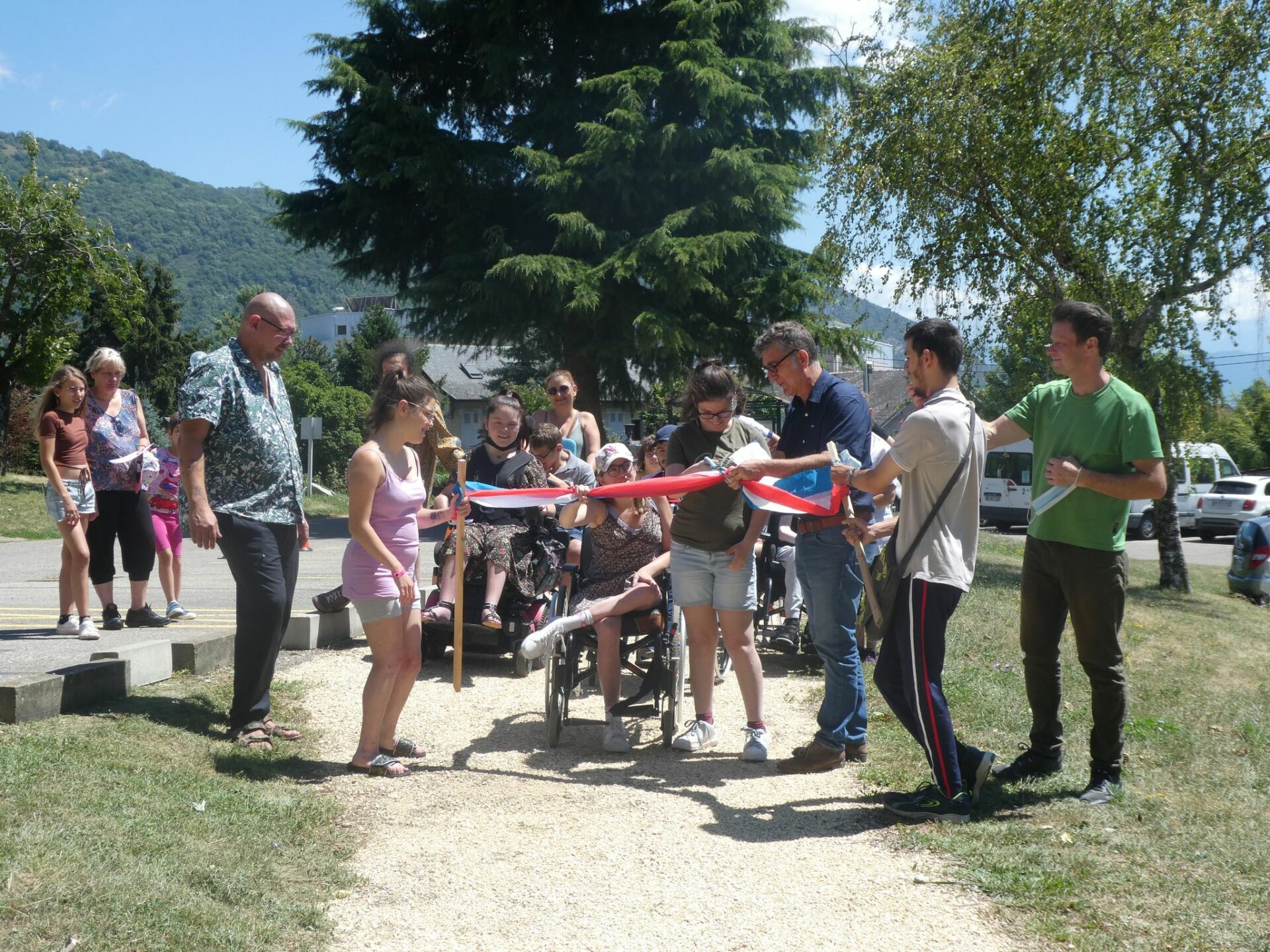 Inauguration du chemin sensoriel et artistique, conçu par et pour les jeunes du CEM accompagné par l’Esperluette