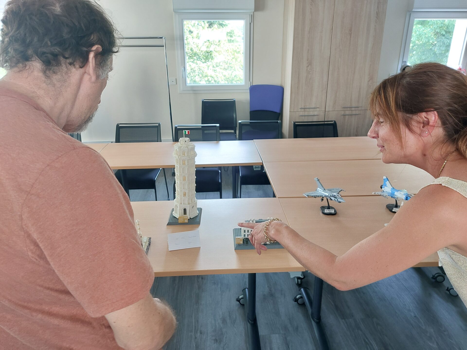 [Projet Pair à Pairs] Découvrez l&rsquo;atelier « Exposition photo Avions et maquettes en briques » !
